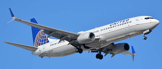 United Boeing 737-924 N37437, Phoenix Sky Harbor, January 29, 2016